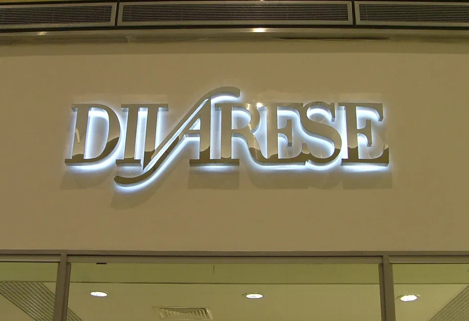 псевдообъёмные световые буквы с тыльной подсветкой